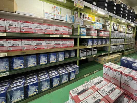 棚にバッテリーの箱が並ぶ店内の在庫